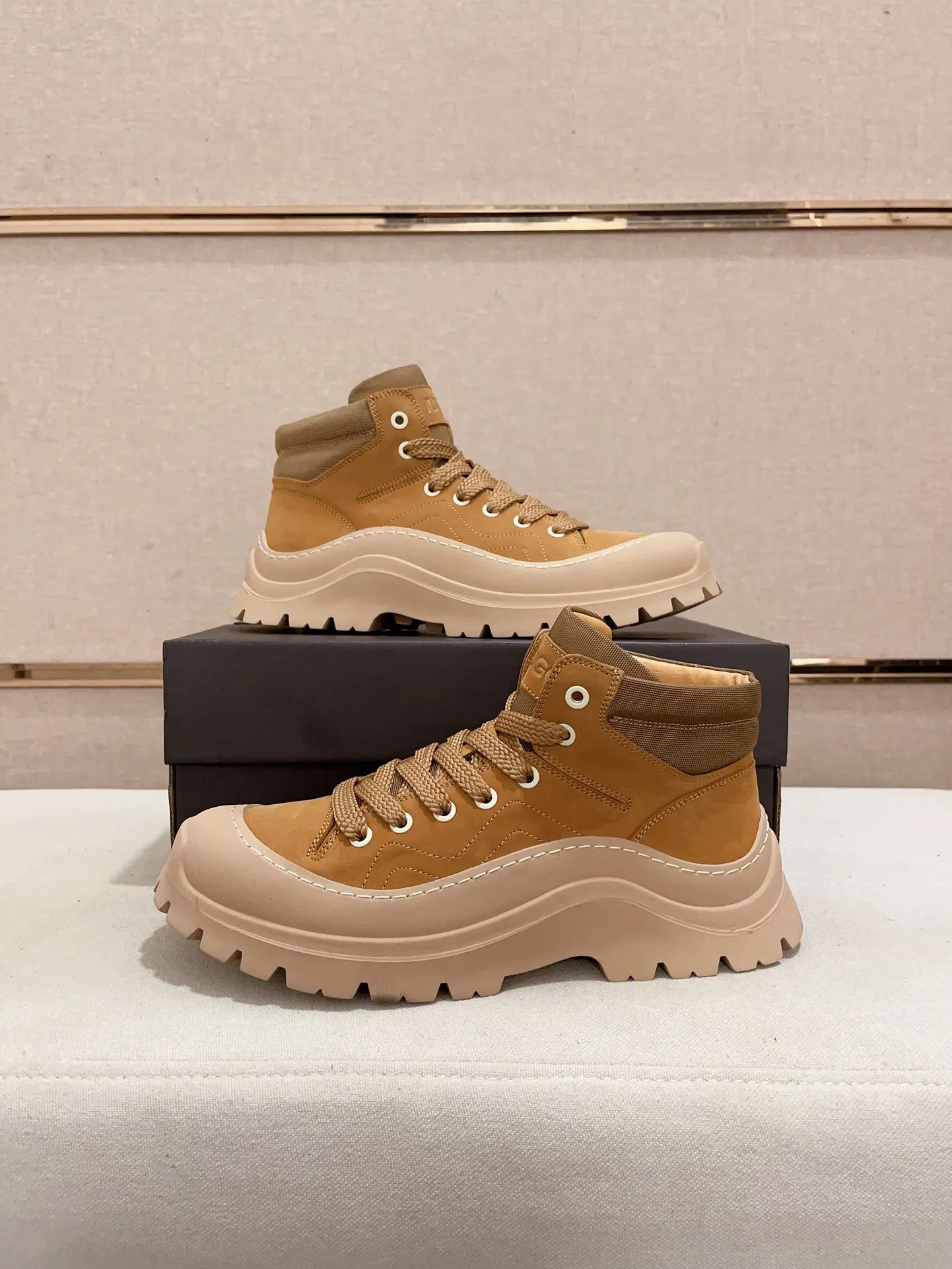 Factory Price: 390 Men's Men's Shoes 💰North American Men's Shoes Ugg ☃️In the special sale of new high-quality men's shoes and snow boots in autumn and winter, the nemesis of extreme cold weather! Made of cowhide leather, merino wool lining, and original outsole, whether driving, outdoor or daily wear, there is always one that suits you! Code number 39-44